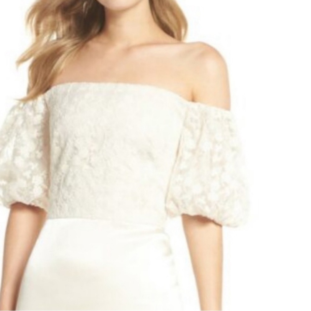 Gal Meets Glam Adele Off-Shoulder Lace Dress Cream Size 8 - Picture 2 of 7